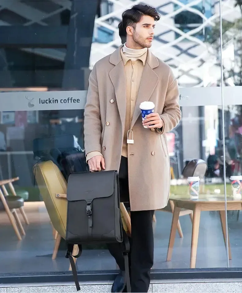 Homme en manteau beige portant un sac à dos noir en ville